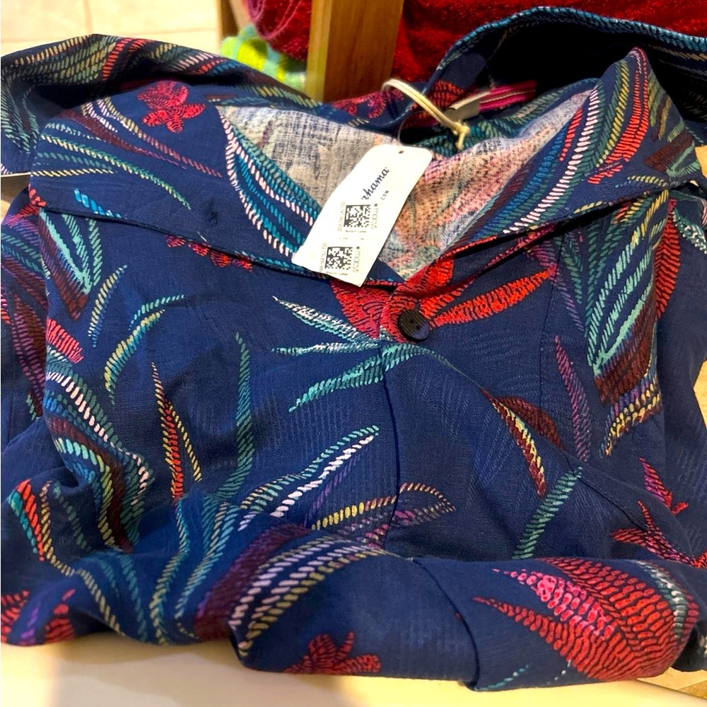 Tommy bahama men’s shirt. Collar, button down front. Hawaiian 🌺 pattern.